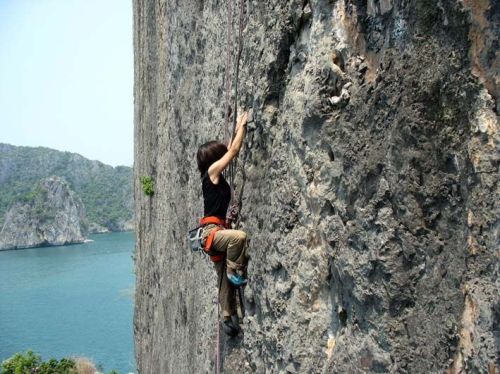 Leo núi ở Cát Bà